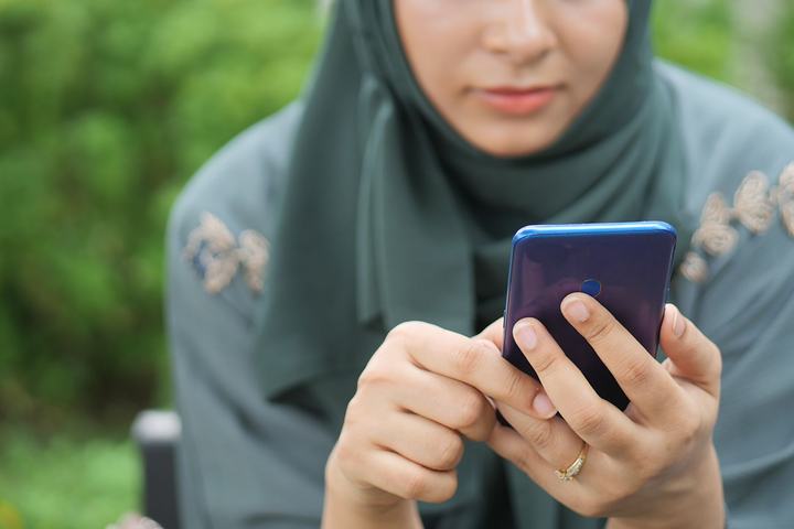 মোবাইলে ইন্টারনেট ব্যবহার করছেন একজন